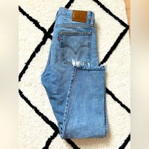 Levi’s Wedgie Fringe bottom straight Jean size 28